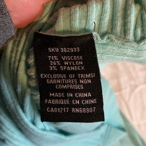 Le Chateau V-neck Sweater - Picture 7 of 7